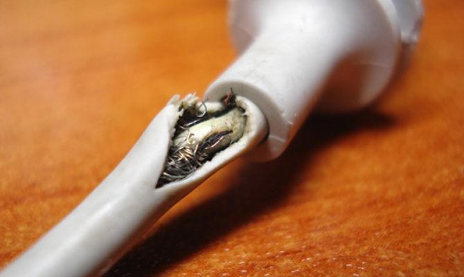 roztrhaný USB kabel