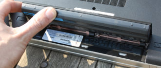 Retire la batterie de l'ordinateur portable